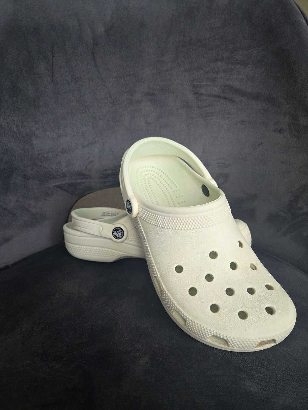 CROCS Classic Clog in Light Cream